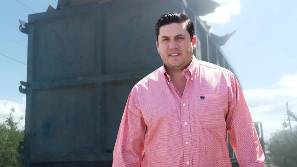 Raúl Cantú condena tiradero de basura por camión en Salinas Victoria