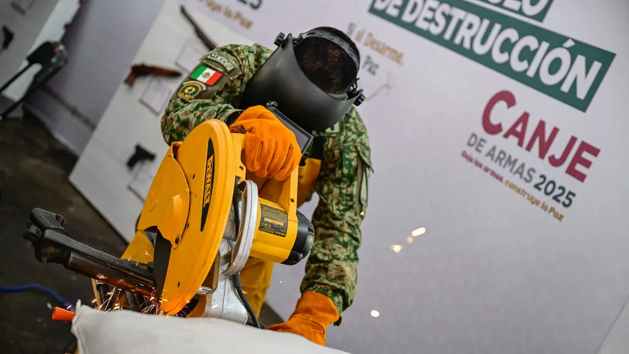 Militar destruye un arma con maquinaria especial durante el programa de canje 2025 en Tlalnepantla, Estado de México. Foto: X/@delfinagomeza (Canva)