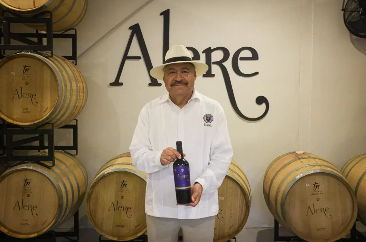 El rector de la Universidad Autónoma de Nuevo León indicó que para la UANL, la producción de este vino es un hito importante. Foto: UANL.