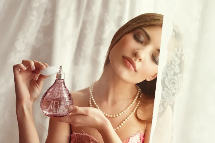 La elegancia de Carolina Herrera también se refleja en sus perfumes, diseñados para potenciar la esencia de cada mujer moderna. Foto: Canva