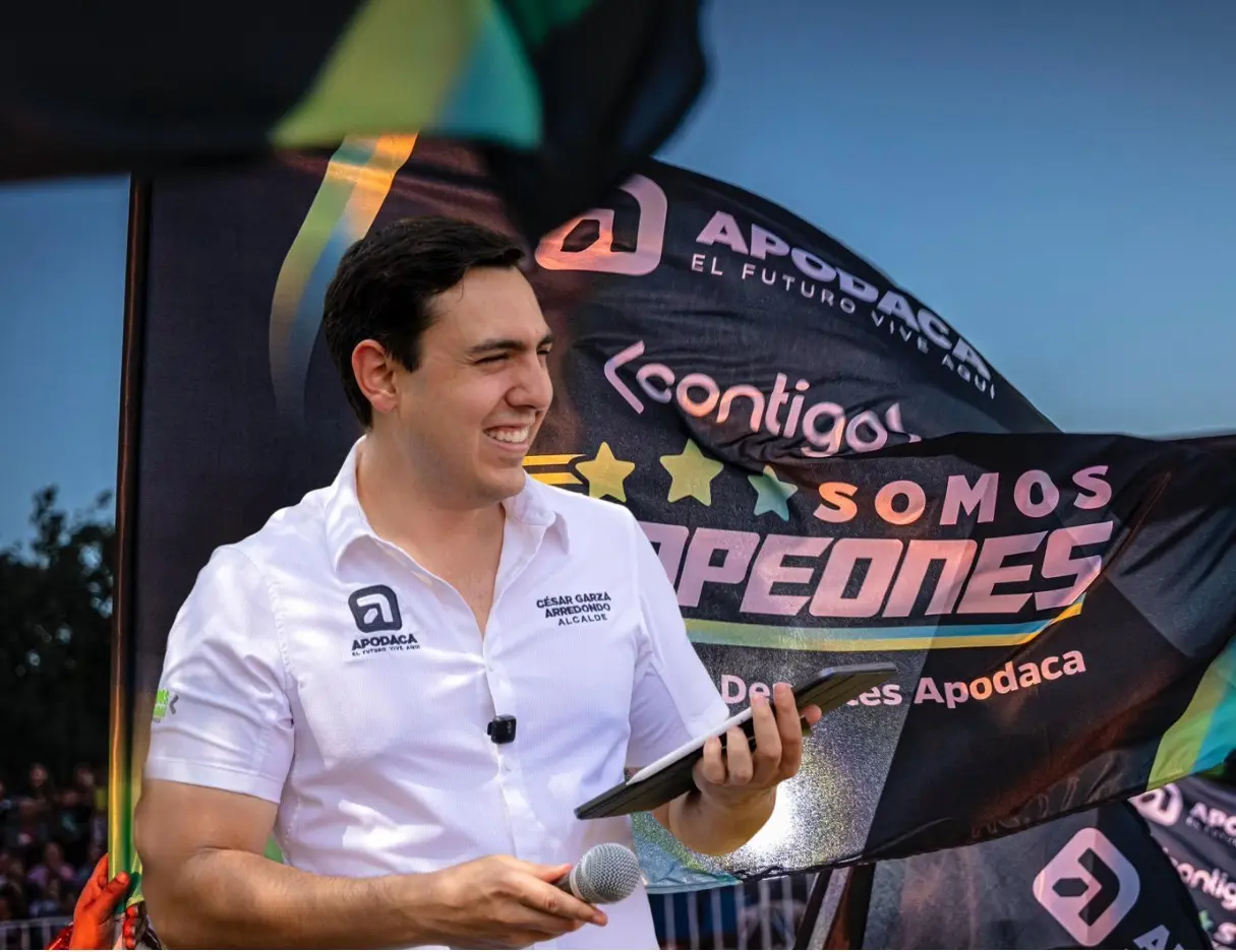 La emotiva ceremonia se llevó a cabo en el Gimnasio Centenario del Ejército Mexicano, donde autoridades municipales, estatales y federales. Foto: Facebook César Garza Arredondo/Canva.