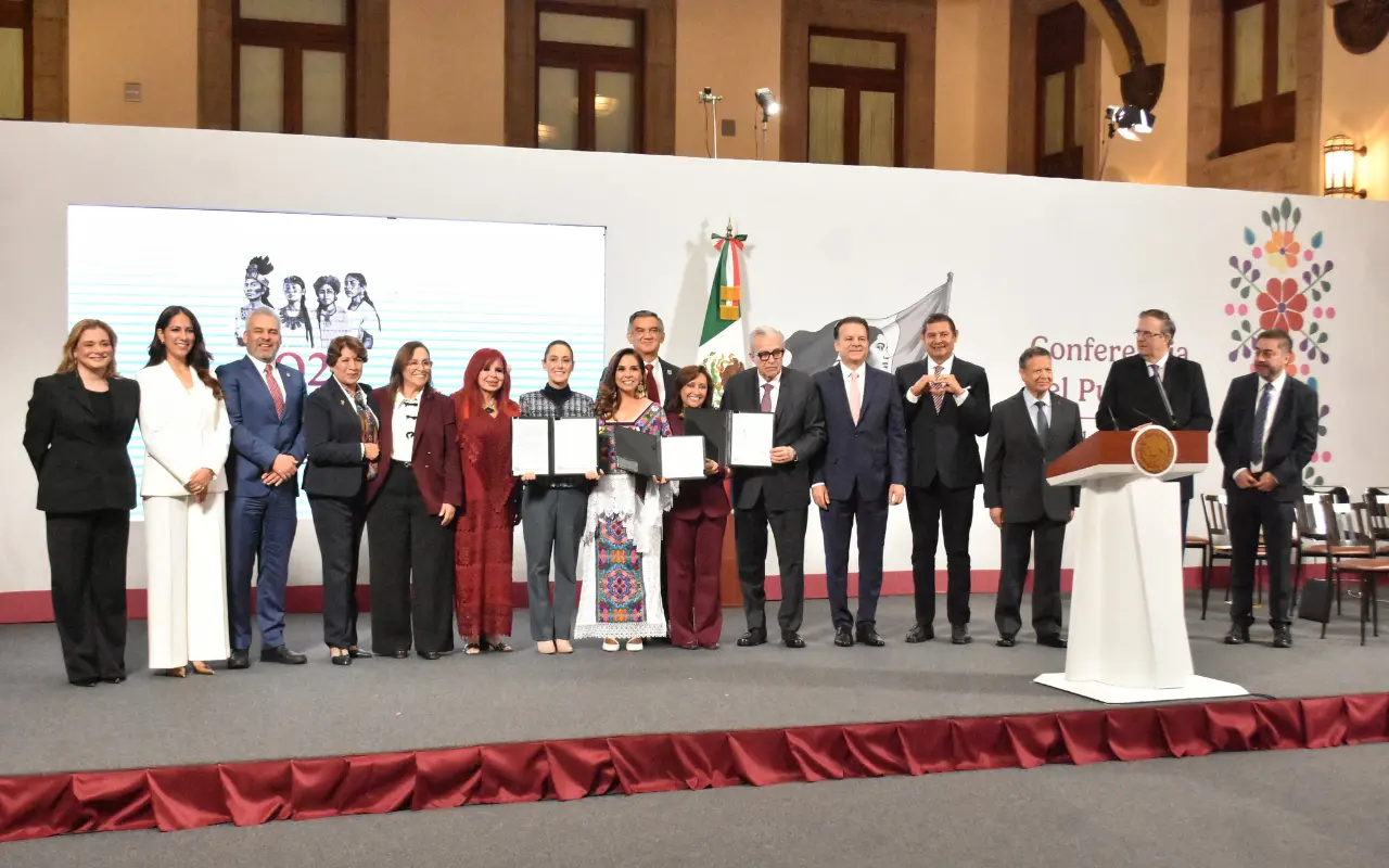 Claudia Sheinbaum junto a gobernadores y funcionarios firmantes. Foto: Enrique Pérez Huerta