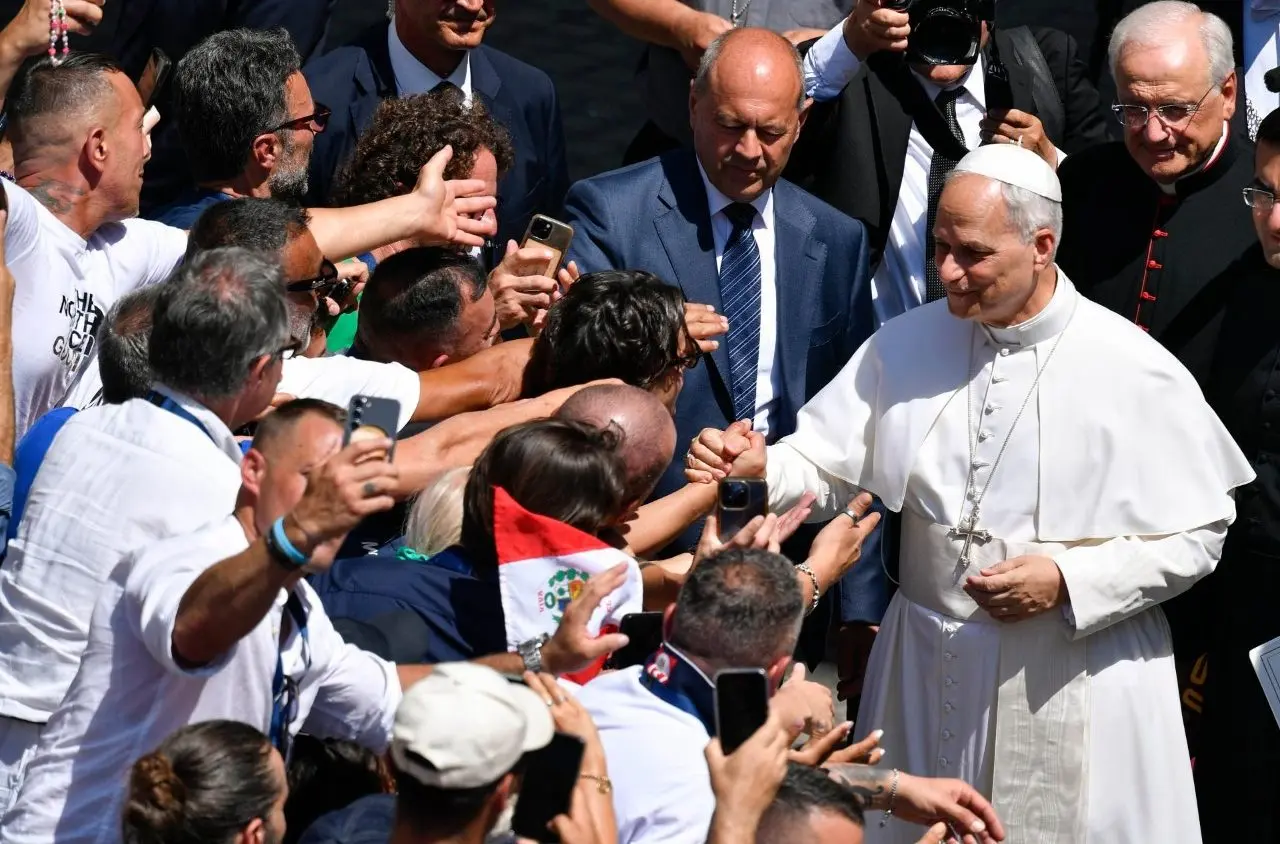 VIDEO | Lanzan objeto al Papa León XIV y así reacciona su equipo de seguridad. Foto: Vatican News