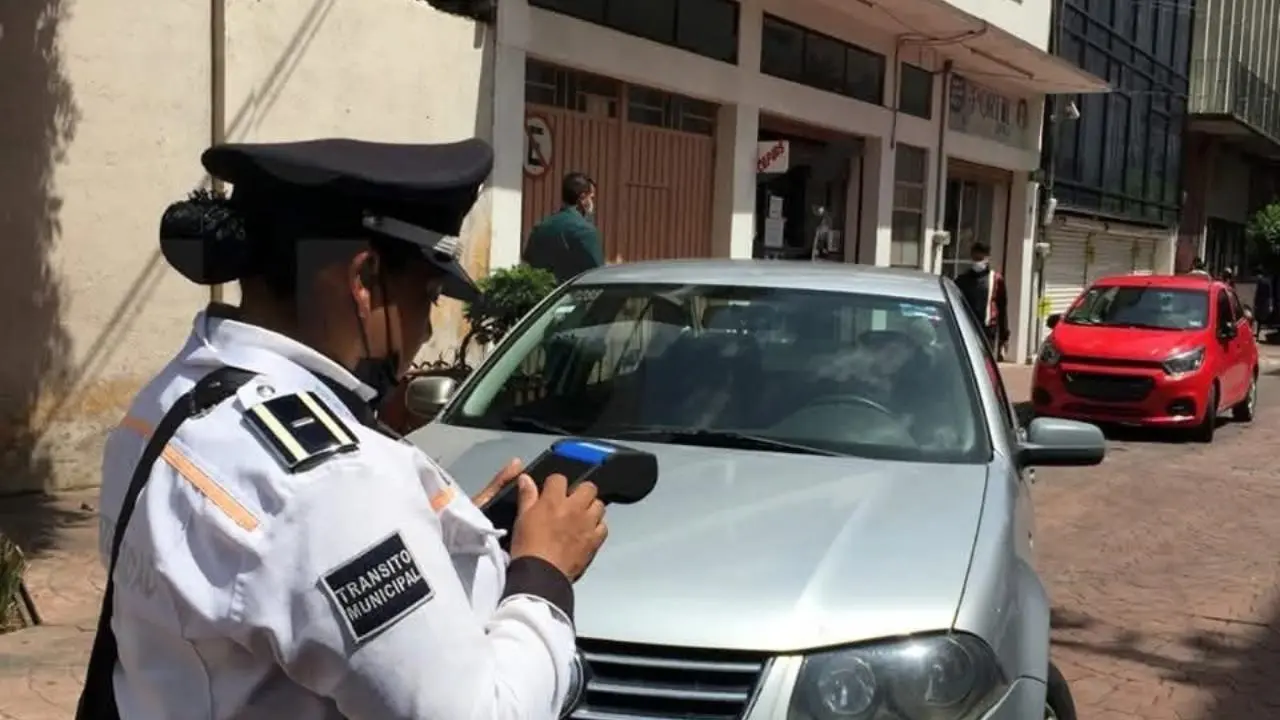 ¿Cuál es la multa por no llevar licencia y tarjeta de circulación en el Edomex? Foto: Toluca HOY / Que Poca Madre Metepec