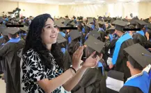 Elva Deyanira acude a graduación de estudiantes de secundaria en Zuazua