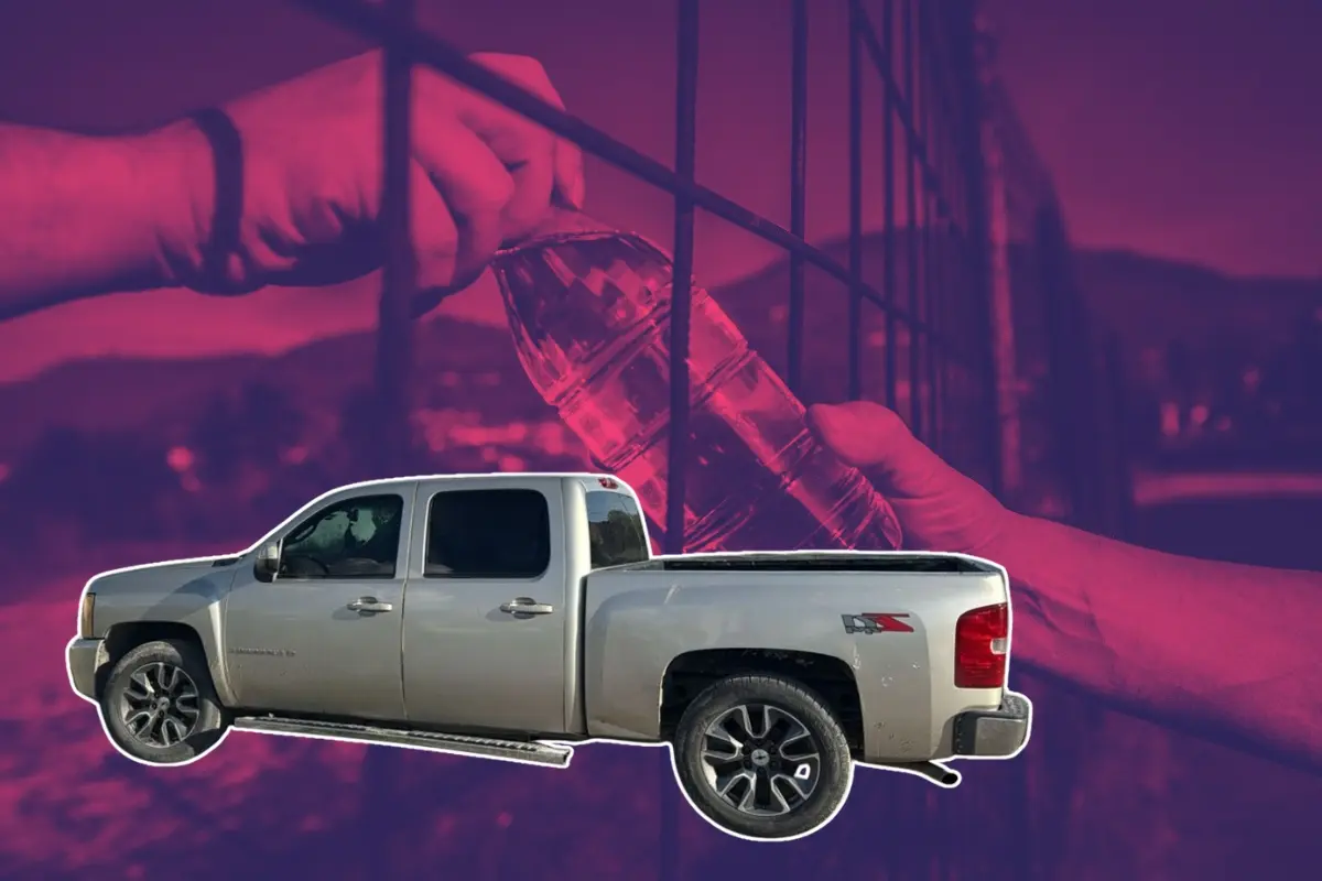 Una camioneta y persona con botella de agua. Foto: Canva