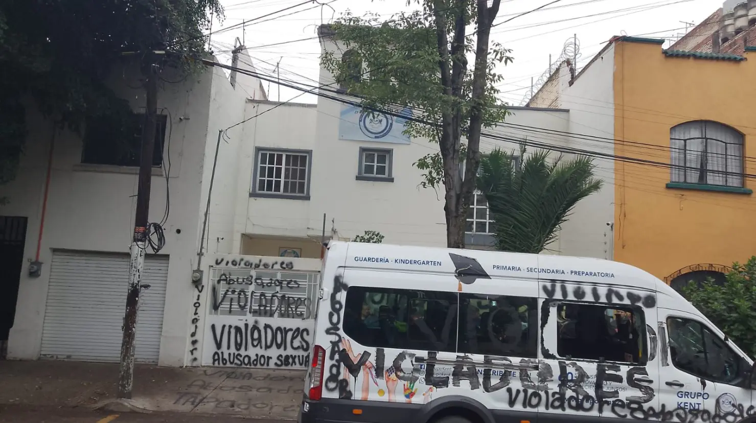 Kinder vandalizado por manifestantes que denuncian abuso sexual en CDMX.     Foto: Ramón Ramírez