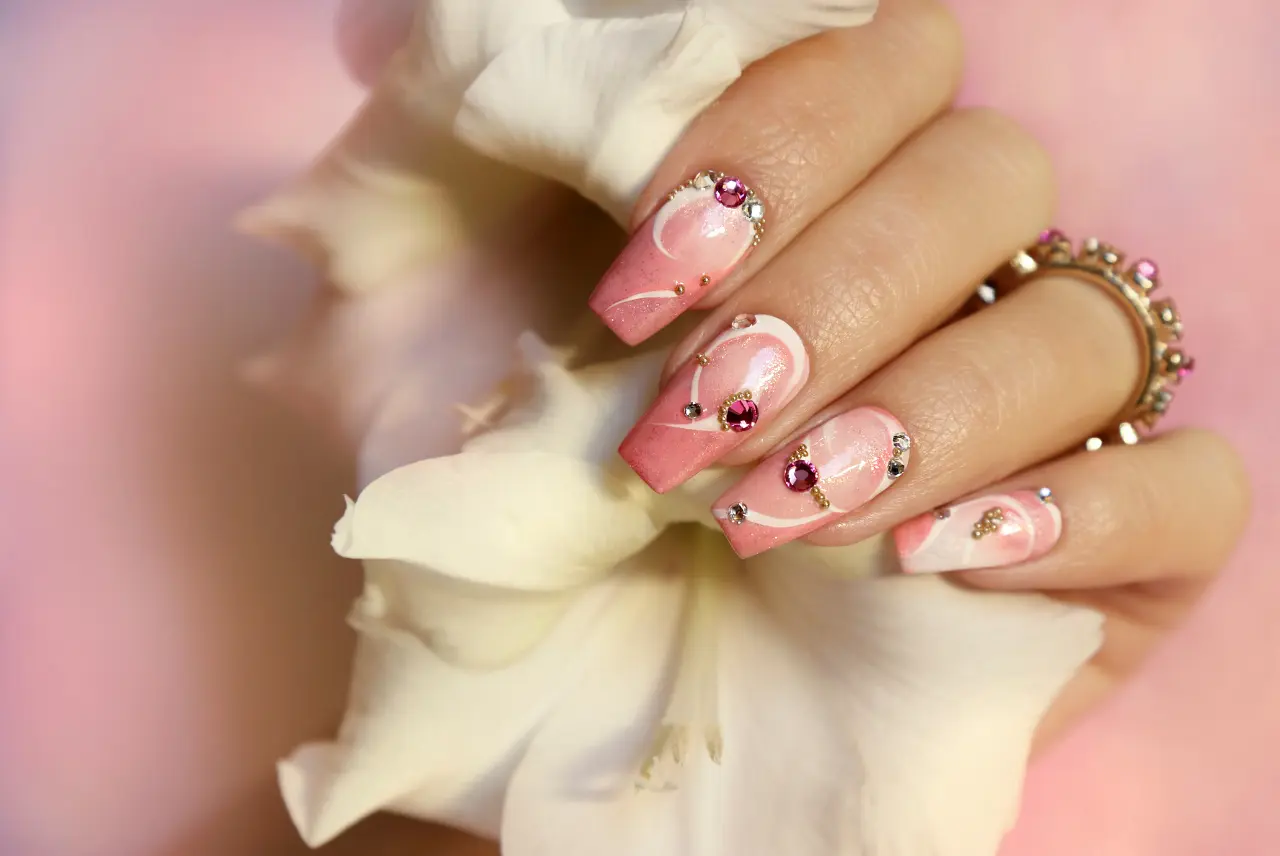 El diseño de las uñas es uno de los elementos importante para lucir una manos hermosas y a la moda. Foto: Canva