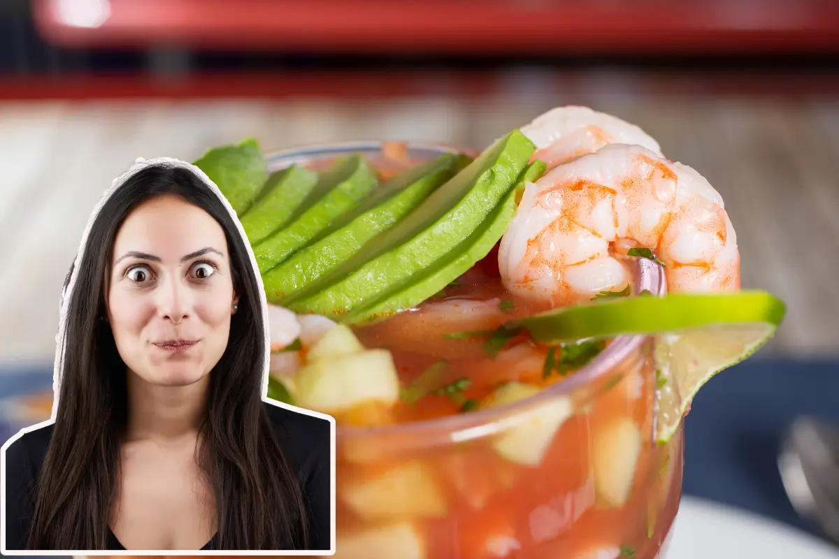 Un rico coctel de camarón, o la famosa campechana que llevo un poco de varios mariscos frescos, es un manjar único para probar en tierras cabeñas. Fotos: Canva.