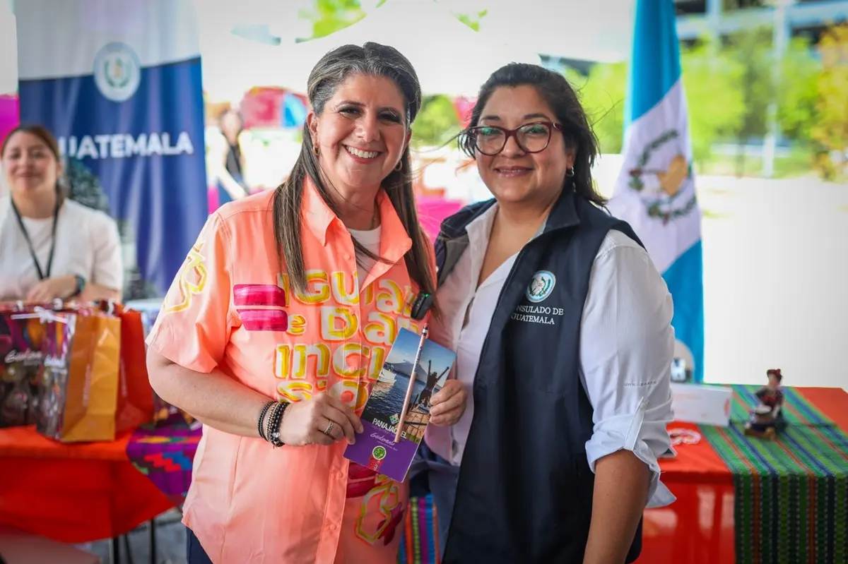 La secretaria de Igualdad e Inclusión, Martha Herrera, recorre los módulos de la cuarta Feria de la Inclusión. Foto: Secretaría de Igualdad e Inclusión
