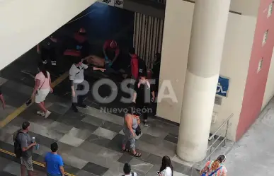 Mujer ataca a su pareja con un arma blanca frente a estación del Metro en Monterrey