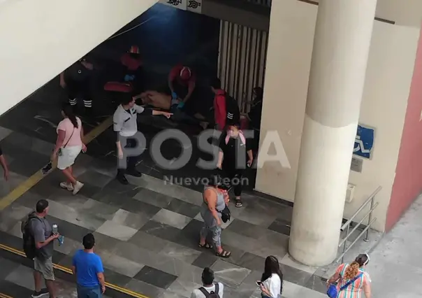 Mujer ataca a su pareja con un arma blanca frente a estación del Metro en Monterrey