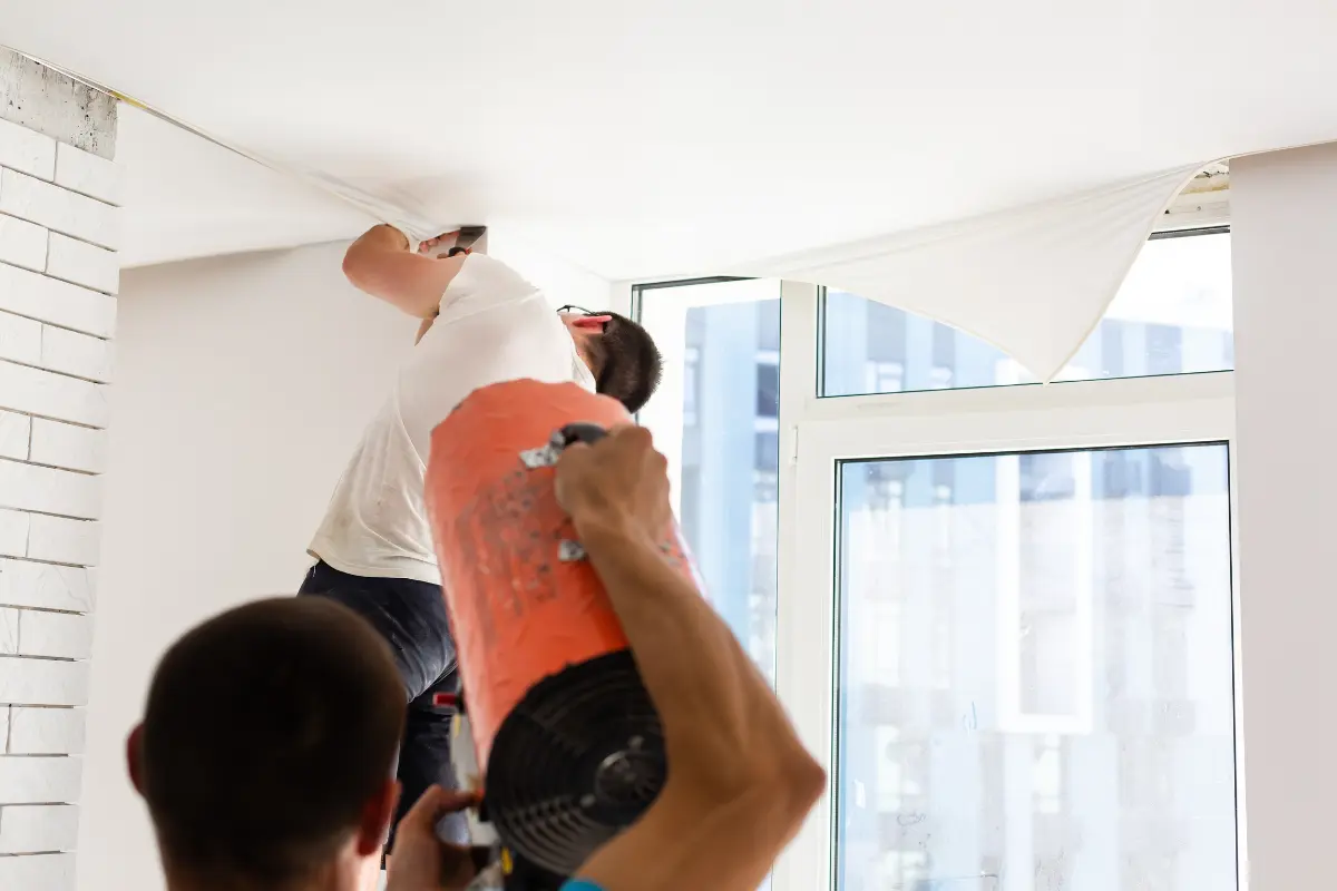 La reparación de goteras en techos y paredes al interior de la vivienda es una solución temporal, se debe impermeabilizar adecuadamente, según la recomendación de los expertos. Foto: Canva