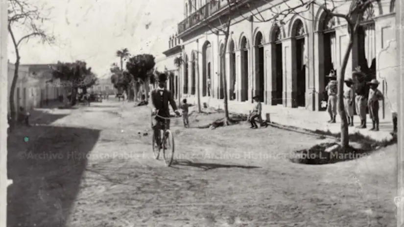 El escudo está presente en escuelas, documentos y edificios públicos del estado. Foto: Archivo Histórico Pablo L. Martínez