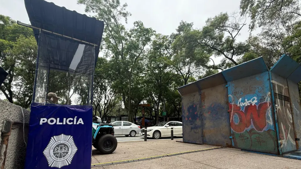 Reloj de cuenta regresiva rumbo al Mundial 2026 es cercado por vallas en Paseo de la Reforma
