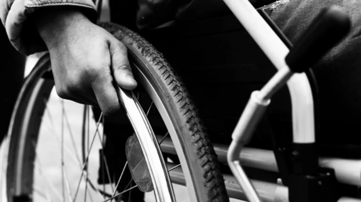 Persona en silla de ruedas. Foto: Freepik | Canva
