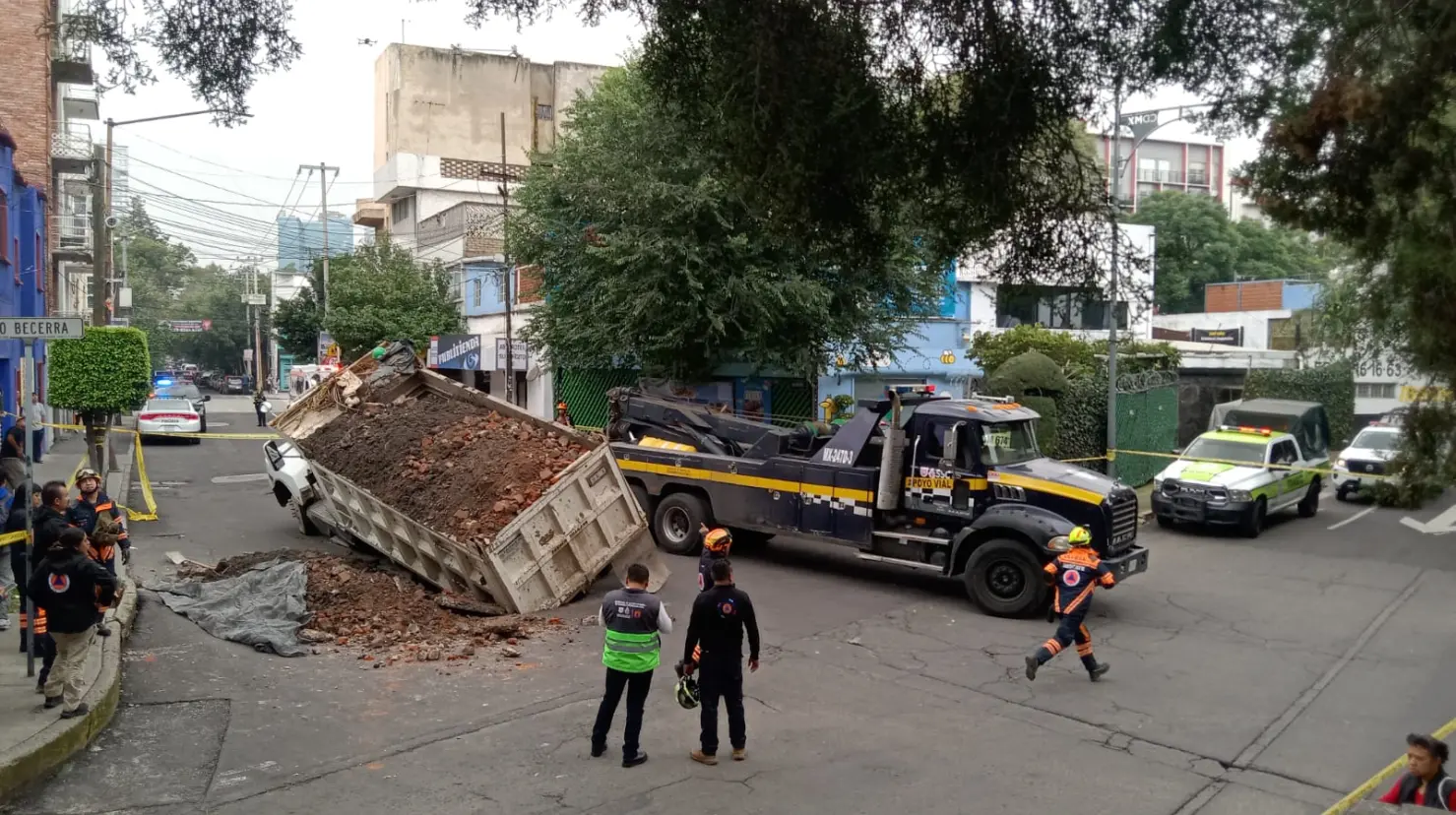Camión cae en socavón de CDMX. Foto: Luis Antonio Alfaro