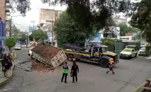 Socavón en Benito Juárez provoca que camión de volteo termine atrapado en CDMX