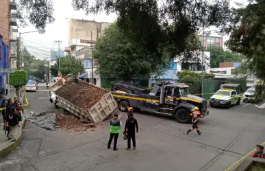 Socavón en Benito Juárez provoca que camión de volteo termine atrapado en CDMX