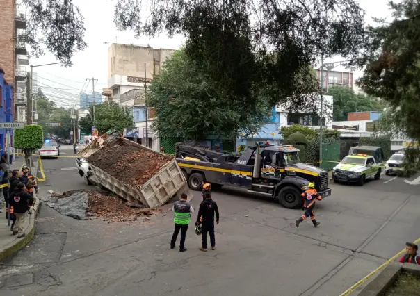 Socavón en Benito Juárez provoca que camión de volteo termine atrapado en CDMX