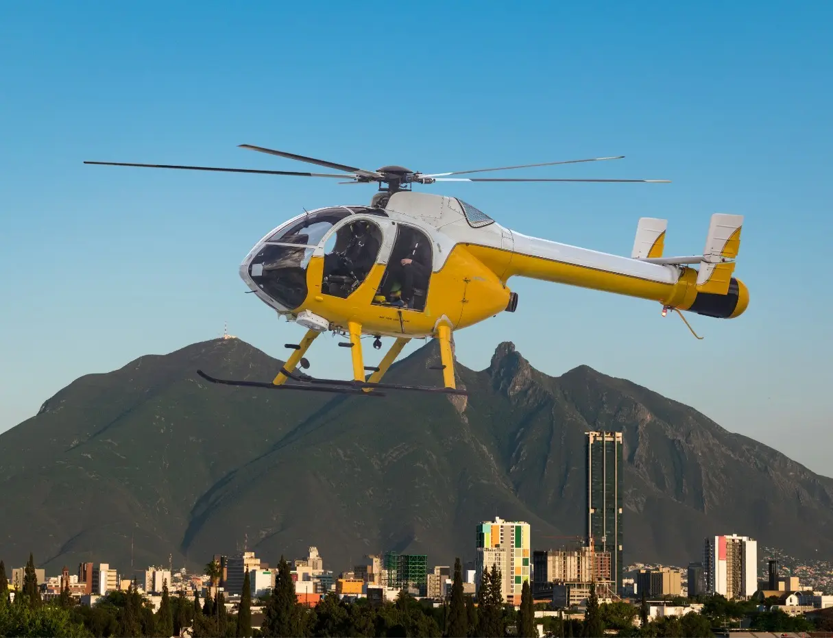 En el área metropolitana de Monterrey, hay al menos tres empresas verificadas para hacer los viajes en helicópteros. Foto: Canva.