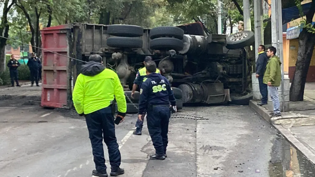 Vuelca camión con 28 toneladas de asfalto en Coyoacán; no hay heridos