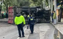Vuelca camión con 28 toneladas de asfalto en Coyoacán; no hay heridos