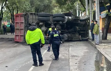 Vuelca camión con 28 toneladas de asfalto en Coyoacán; no hay heridos