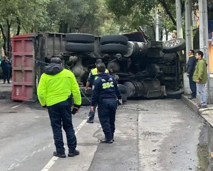 Vuelca camión con 28 toneladas de asfalto en Coyoacán; no hay heridos