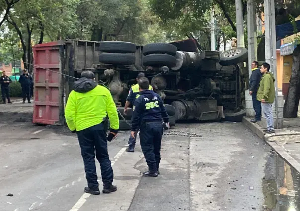 Vuelca camión con 28 toneladas de asfalto en Coyoacán; no hay heridos