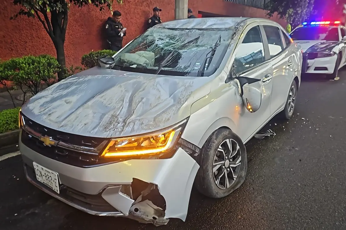 Carro volcado en Periférico. Foto: Ramón Ramírez