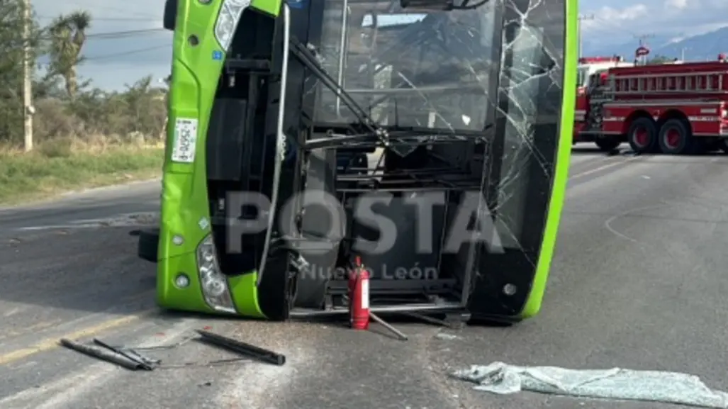 VIDEO | Volcadura de camión de transporte público en El Carmen deja varios heridos