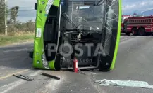 VIDEO | Volcadura de camión de transporte público en El Carmen deja varios heridos