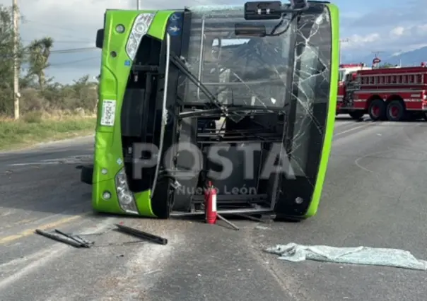VIDEO | Volcadura de camión de transporte público en El Carmen deja varios heridos