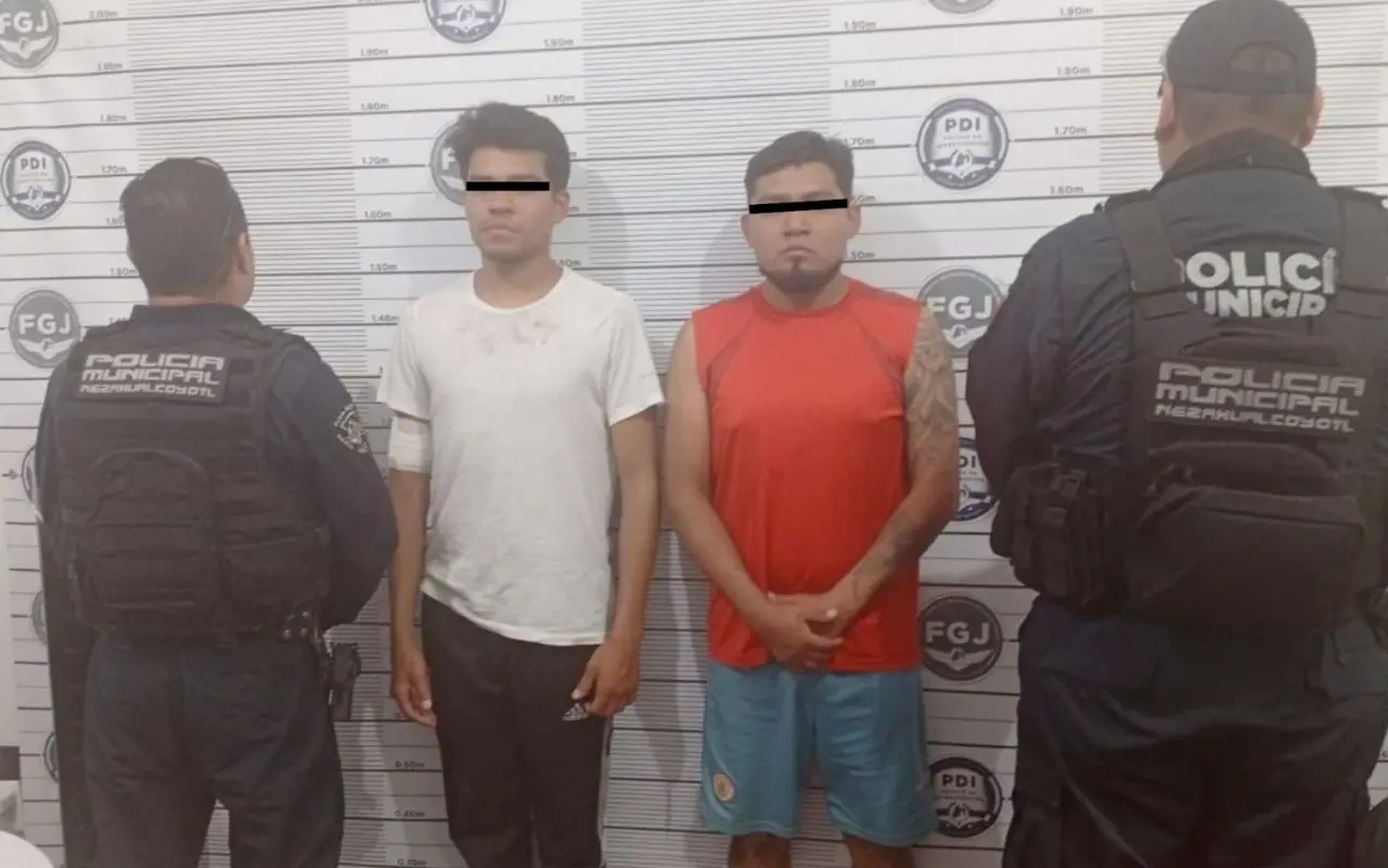 Dos hombres fueron detenidos por su presunta participación en la agresión a un perro en calles de Nezahualcóyotl. Foto: Cortesía