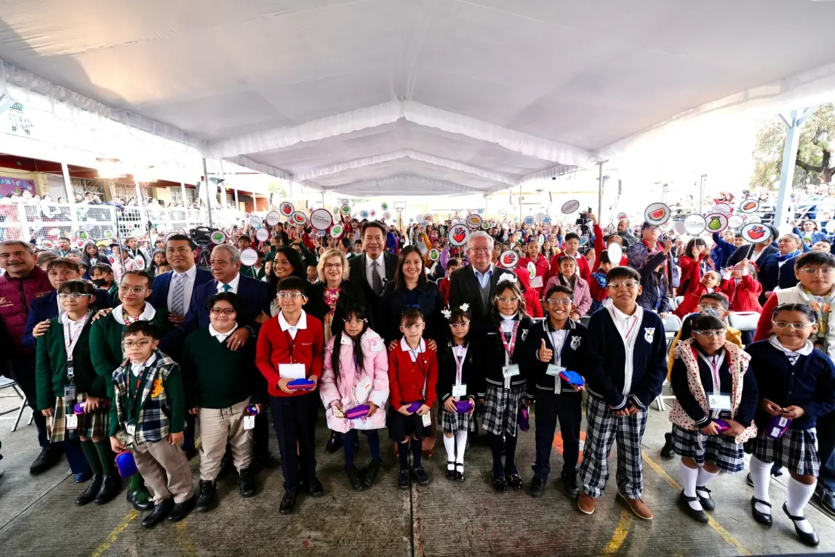 Mario Delgado con alumnos de Educación Básica Foto: X(Twitter) @SEP_mx