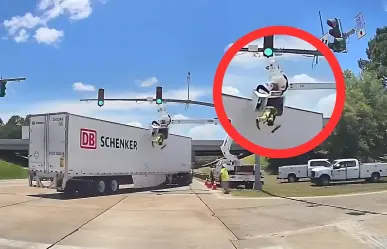 Camión embiste a trabajador en Springs, Louisiana | VIDEO