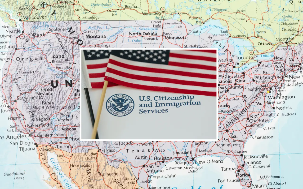 Mapa de EEUU, banderas de EEUU y letrero de ciudadanía de Estados Unidos y servicios de migración. Foto: Canva