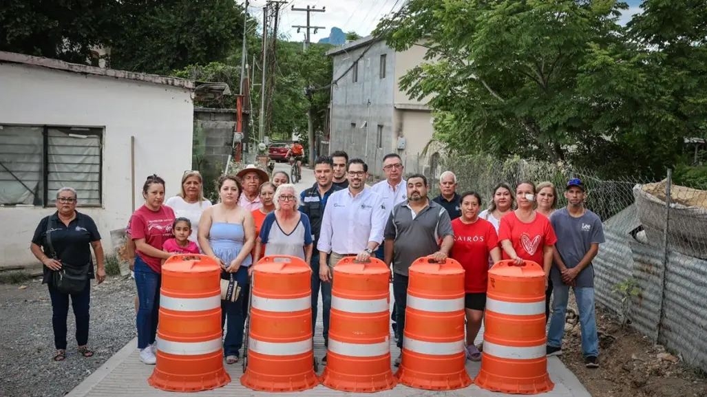 David de la Peña entrega obra de pavimentación en La Cieneguilla, en Santiago