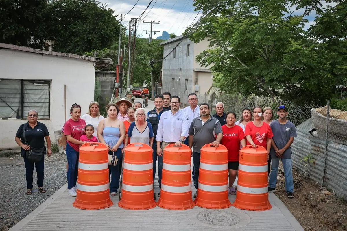 El alcalde de Santiago, David de la Peña, durante la entrega de la obra de pavimentación en la calle Ignacio Ramírez, en la comunidad La Cieneguilla. Foto: Facebook David de la Peña