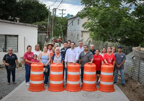 David de la Peña entrega obra de pavimentación en La Cieneguilla, en Santiago