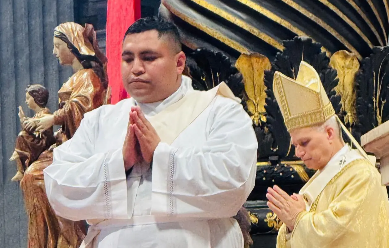 El sacerdote Jorge Antonio Escobedo Rosales tras su ordenación como sacerdote con el Papa León XIV en la Basílica de San Pedro en El Vaticano. Foto: Facebook Diócesis de Linares