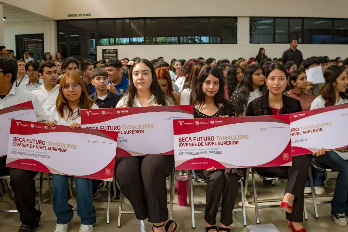 Estudiantes de la UTNLD recibiendo su beca Fututo Tamaulipas Jóvenes de Nivel Superior | Foto: SET