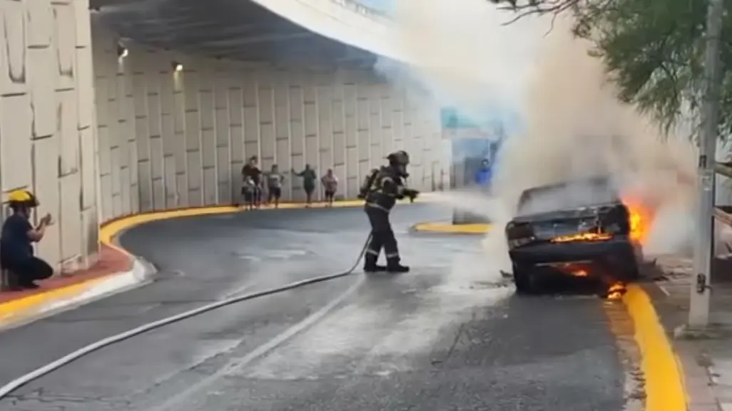 Se incendia taxi en salida del Túnel de la Loma Larga; cierran vialidad