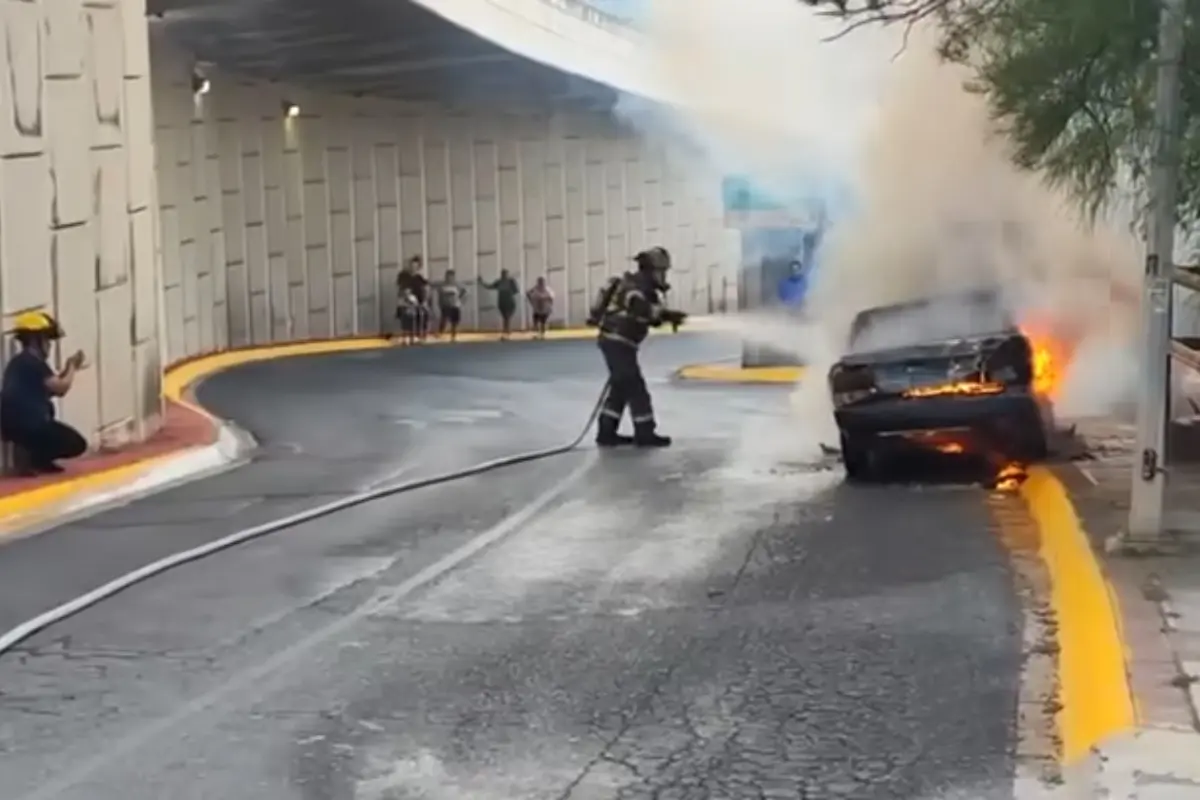 Incendio de vehículo en Monterrey. Foto: PCNL
