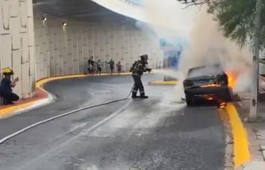 Se incendia taxi en salida del Túnel de la Loma Larga; cierran vialidad