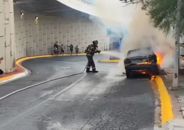 Se incendia taxi en salida del Túnel de la Loma Larga; cierran vialidad