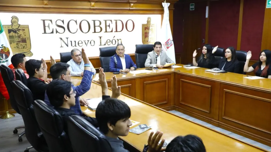 Alcalde de Escobedo lidera dinámica Cabildo por un Día con jóvenes