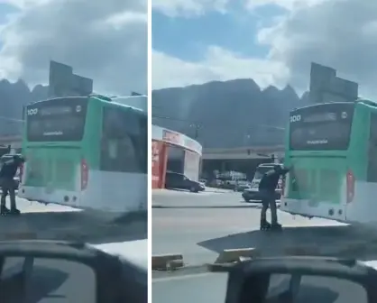 FOTOS I Graban a hombre en patines y sujetado de unidad de Ecovía