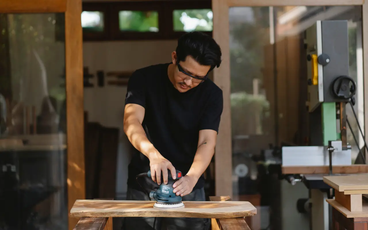 Hombre sostiene herramientas de trabajo entregadas como apoyo para su emprendimiento. Foto: Canva